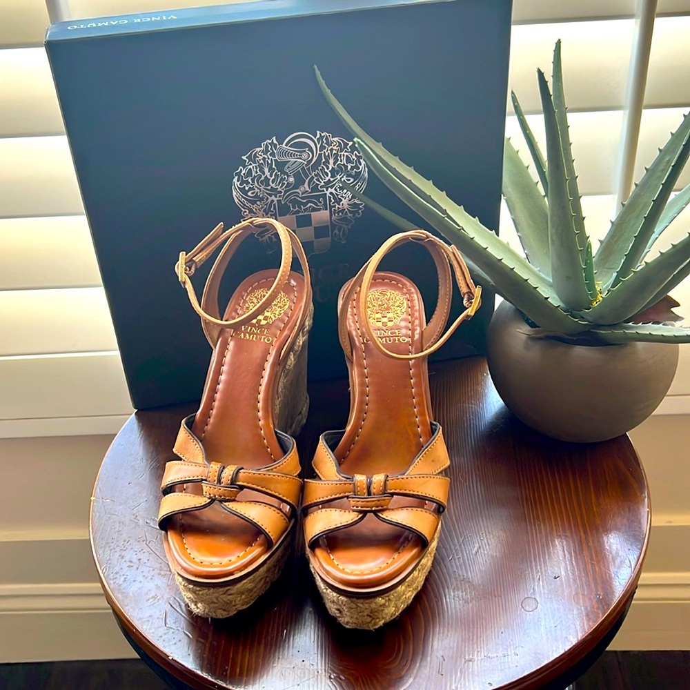 ✨Like new Vince Camuto wedge sandals✨